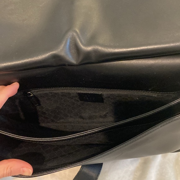 Gucci black leather bag. Excellent condition (very minor scratches, shown in pic - Picture 5 of 7